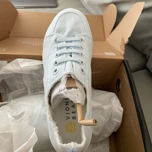 Brand new Vionic Beach Pismo in acid washed denim
Size 7 W